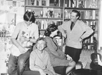 Eva Jiřičná s bratrem Josefem a rodiči, 60. léta