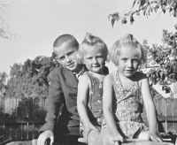 Eva Jiřičná s kamarády Anežkou a Mirkem Brázdilovými, 1942