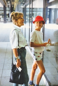 Eva Jiřičná se synovcem Janem Pokorným v Paříži, 1988