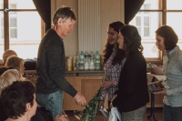 Žákyně ZŠ Podharť Dvůr Králové s Milošem Kubíčkem při projektu Příběhy našich sousedů, 2021