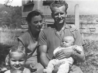 Lucie a Radislav Janotovi, starší dcera Lucie v náručí otce, rok 1957
