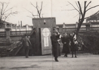Provizorní kryt na Karlově postavený během 2. světové války