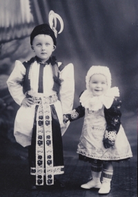 Brothers Řičánek in folk costumes, half of 1930s