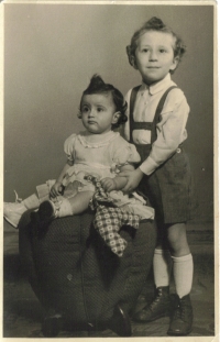 Oliver Rácz with his sister Katarína 