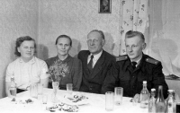 Josef Hlubek s rodiči a sestrou / kolem roku 1959