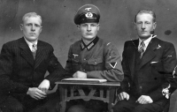 František Hlubek's father (right) with his brothers Vilém (in the middle in Wehrmacht uniform) and Leonard / around 1939