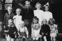 Josef Hlubek (dole uprostřed s bičem) s bratranci a sestřenicemi / kolem roku 1942