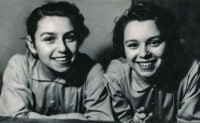 Jana Kaněrová with her sister in 1943