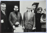 Biskup starokatolické církve Augustin Podolák (uprostřed) a Dušan Hejbal (druhý zprava)