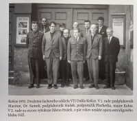 Košice 1970, družstvo šachového oddielu, kde pôsobil Ján Plachetka, v prednom rade v strede v uniforme