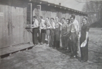 Manžel Emilie Vančurové Petr Vančura při vydávání jídla v lágru, Chemnitz, mezi lety 1942–1945