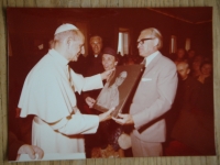 První manžel Evžen Jokl s papežem