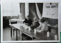 Synoda obnovy, biskup starokatolické církve Augustin Podolák a Dušan Hejbal (vlevo), Praha, duben 1990