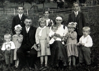 Emil Stebel (chlapec vpravo) s rodiči a sourozenci, kolem roku 1931