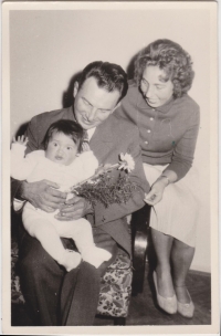 Drahomíra Krčková s manželem a dcerou, 1965