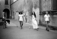 Happening - venčení hraček, zleva Jiří Škvrňák, Oldřich Bašta, Martina, Mirek Tocháček, Perštýnské náměstí, 1983