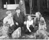 Zleva matka pamětnice, děda, sestra, babička, léta 1967-1968