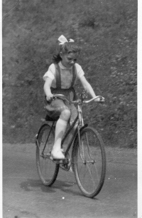 Pamětnice na kole, cca 1959-1960. 1. kolo v Čechách a v halence z Německa
