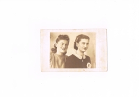 Pavlova mama- Dorota a  jej sestra- Adela, tesne pred návratom do ČSR  5.1945. Po 3-rocnom ilegálnom pobyte v Budapešti, počas  2. svet. vojny. 

