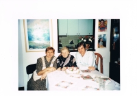 80- narodeniny Pavlovej mamy. Vedľa mamy- Katka a Pavol. Petach- Tikva 1997

