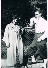 Eugen Wald a jeho budúca manželka- Bluma Kestenbaumova, Técso, Podkarpatská Rus, 1933 .

