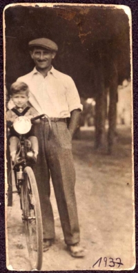 Eugen Wald a jeho prvý syn- Šlomo, Tel Aviv 8.1937. 

