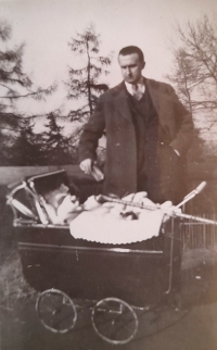 Pavel Kulhánek with his father in 1932