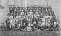 Školní fotografie žáků z Eibenthalu, rok 1937, pamětník tu nebyl rozpoznán