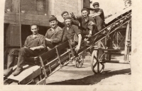 Jiří Kleker, druhý shora, v zaměstnání v Karlových Varech, 1953 nebo 1954