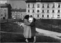 Sonja Hefele se svojí matkou a sestrou ve Schlaggenwald