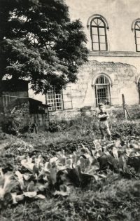 Jaroslav Lobkowicz v areálu křimického zámku, přelom 40. a 50. let