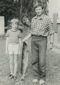 Miroslav Horák se synem na rybách v roce 1980