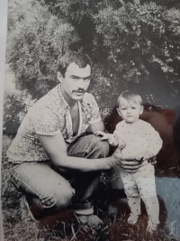 Otec Svinolupov s malou Oksanou, 1981