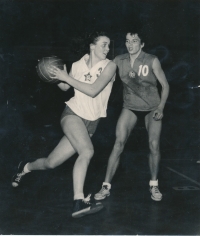Ludmila Ordnungová v dresu ČSR v utkání proti Maďarsku v druhé polovině 50. let 20. století