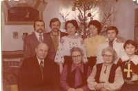 Vánoce v Chodorivu, 1982. Rodina Kalynců, bratr Borys, Ihor, manželka Iryna, švagrová Marija, synovec Markijan. Sedící: otec Myron, teta Olha Nykolyšyn, matka Evfrozyna, synovec Nazar 
