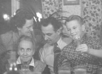 Babička, matka, otec a pamětník v roce 1951