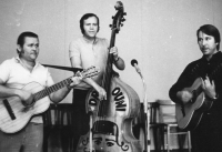 Podniková kapela Drzouni, pamětník napravo, 1969, Ústí nad Labem – Setuza