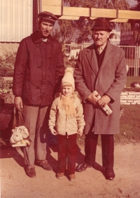Pamětník s dcerou a otcem v Neštěmicích, 1971