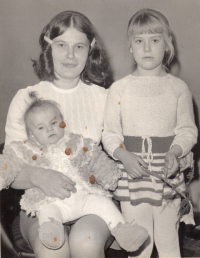 Manželka s dcerami, 1973, Neštěmice