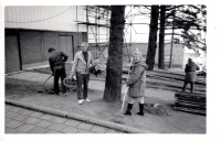 Zdenka Pospíšilová před Velkým kinem, Gottwaldov, 70. léta 20. století