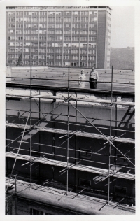 Zdenka Pospíšilová na střeše Velkého kina, Gottwaldov