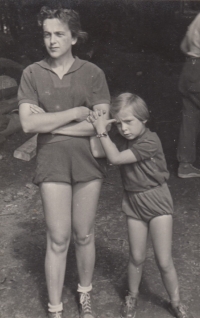 Hana Bedrníková s tetou Libuší kolem roku 1945
