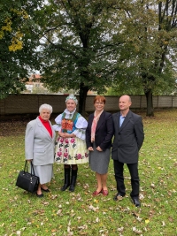 Biřmování vnučky Evy (v kroji), vpravo dcera Blanka s manželem, 2021