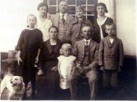 Jarmila Drábková s rodiči a sourozenci