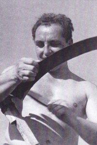 Štefan Králik sa učí pracovať s kosou, koniec 40. rokov.