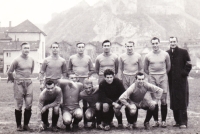 Štefan Králik so svojím trenčianskym mužstvom, začiatok 50. rokov.