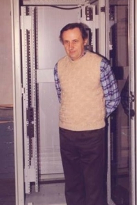 Karel Soukup před novým typem rozvaděče pro datové a optické kabely, který sám v roce 1995 vyvinul