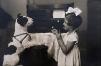 Věra Sokolová v reklamě na rádio, 1937