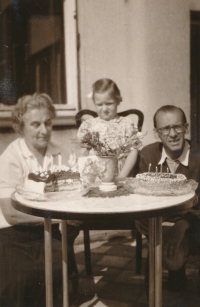 Babička Anežka (Aga) Löwitová, rozená Ticháčková, pamětnice a otec Rudolf Kračmera, Nymburk, 1951