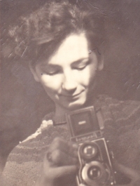 Autoportrét Evy Králikovej počas štúdií na ŠUP, polovica 50. rokov.